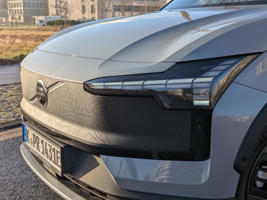 Kunststoff-Frontmaske beim Volvo EX30 Cross Country,