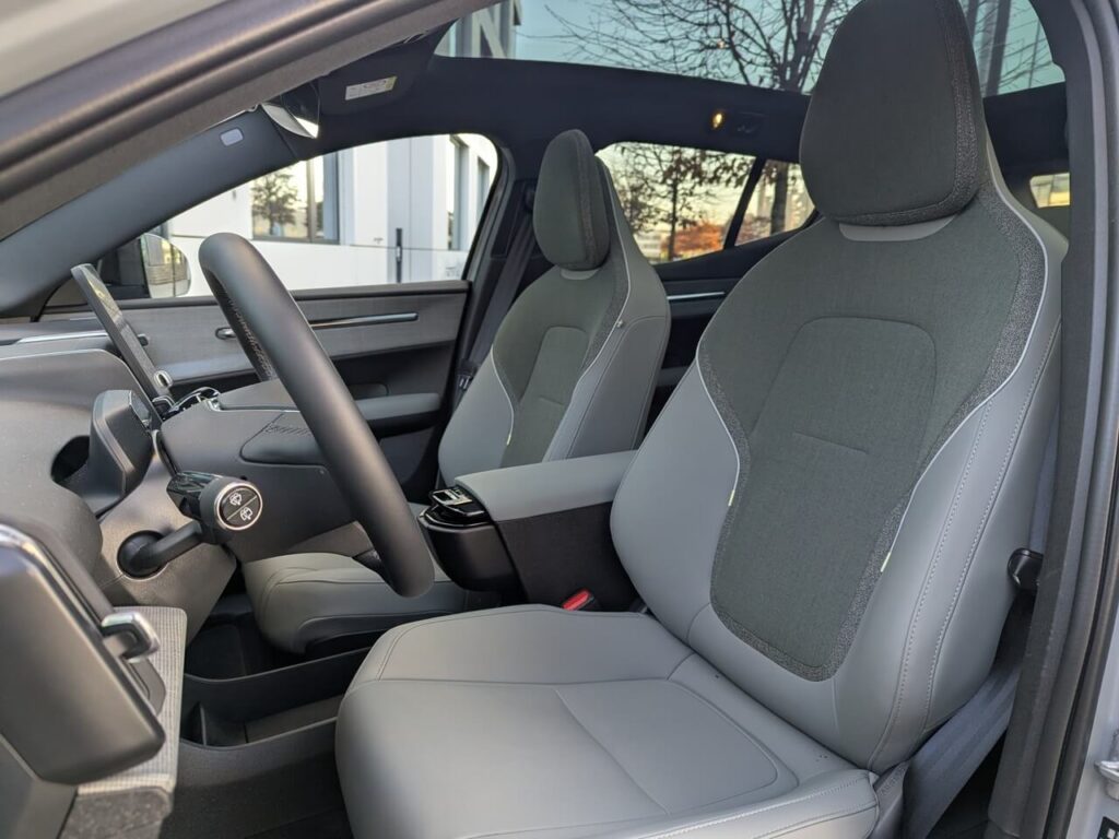 Fahrersitz: Kunstleder-Stoff-Kombination in Wool Blend und Nordico in Grau/Grün