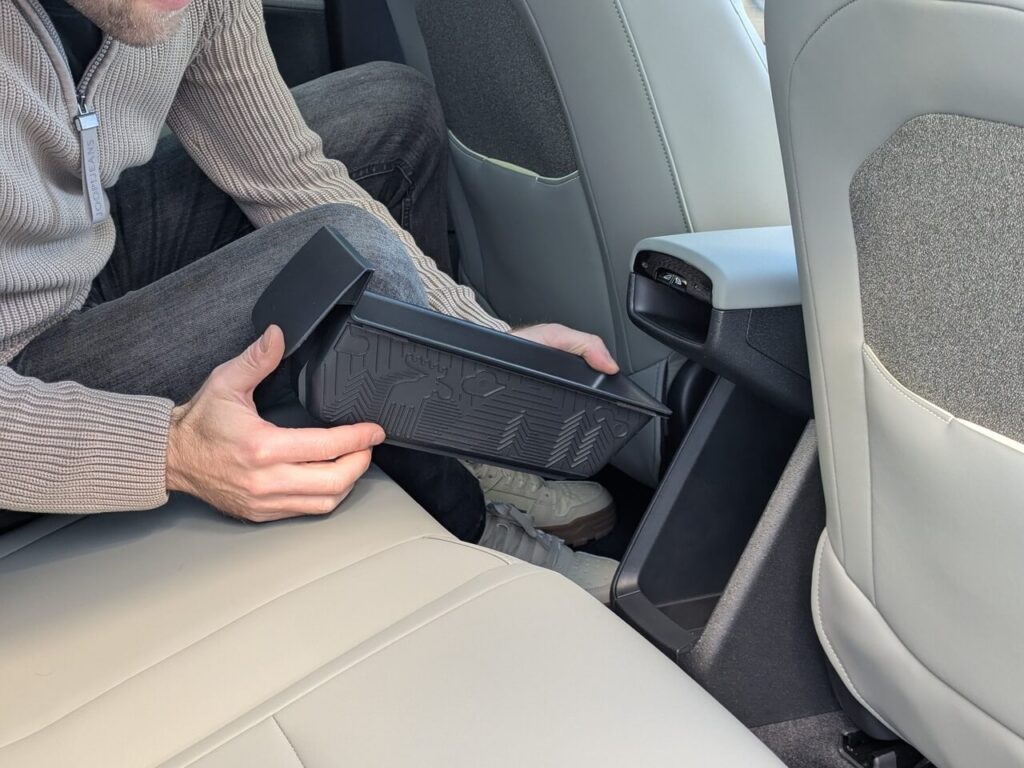 Eastereggs im Fond beim Volvo EX30: Schweden-Illustration mit Elch auf der herausnehmbaren Box.