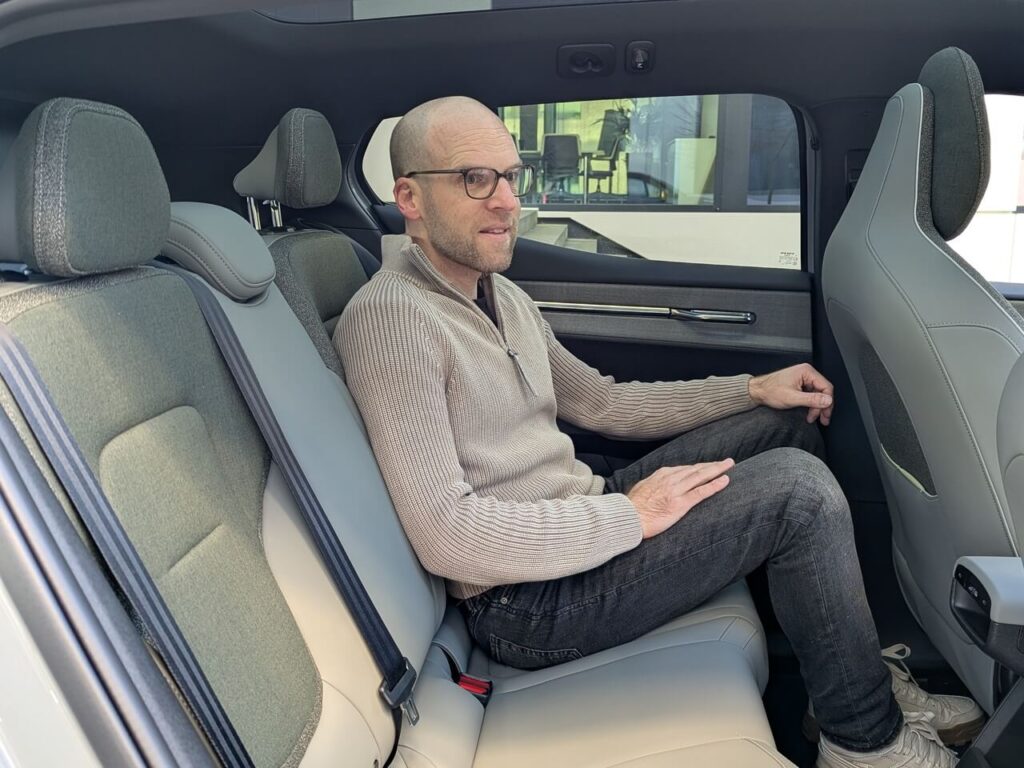 Rücksitzbank: Kopf und Beinfreiheit im Volvo EX30 - Referenz: Daniel Przygoda, 1,75 m