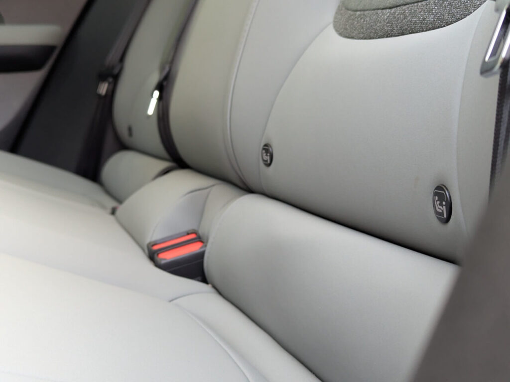 Isofix-Haltepunkte zur Befestigung von Kindersitzen und Babyschalen befinden sich auf der Rücksitzbank unter Polster-Abdeckung.