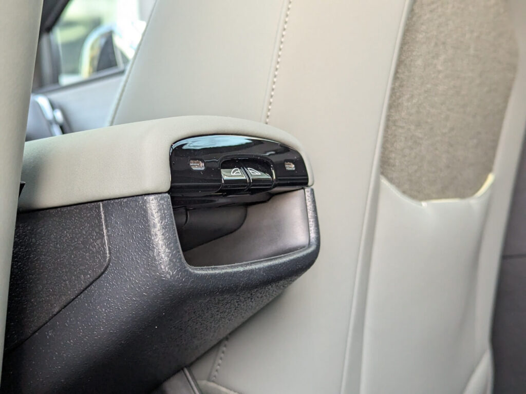 Fond: Fensterheber und zwei USB-Anschlüsse für die Rücksitzbank sind in der Mittelkonsole untergebracht.