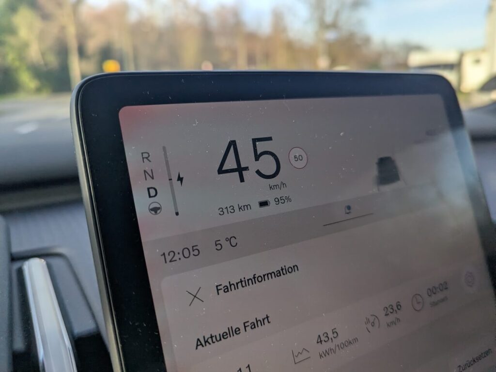 Tacho auf dem Zentraldisplay beim Volvo EX30.