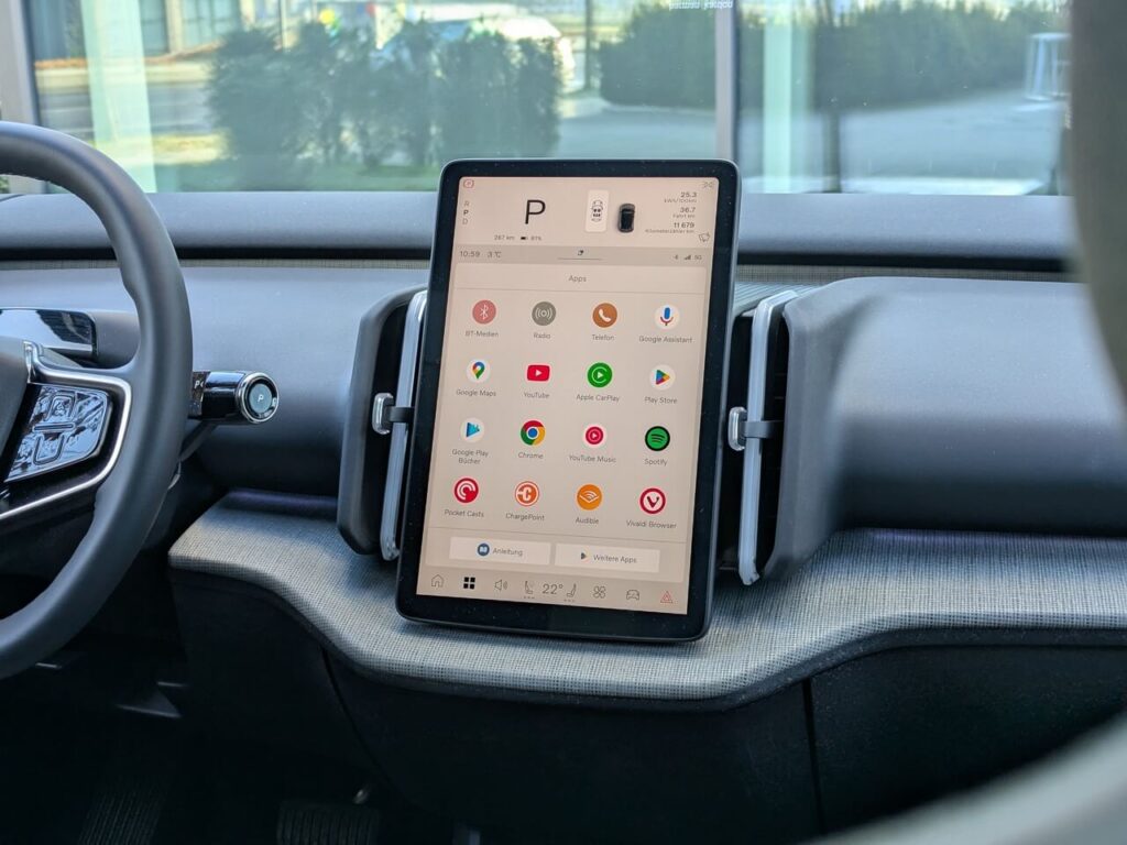 Zentraldisplay mittig auf dem Armaturenbrett beim Volvo EX30 mit 12,3 Zoll Touchscreen und Android Automotive Infotainmentsystem.