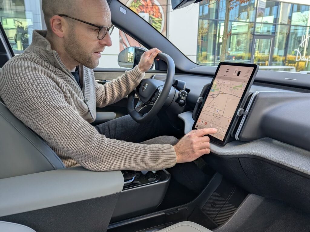 Bedienkonzept mit einem zentralen Display. Autojournalist Daniel Przygoda testet Infotainmentsystem mit Google-Betriebssystem im Volvo EX30.