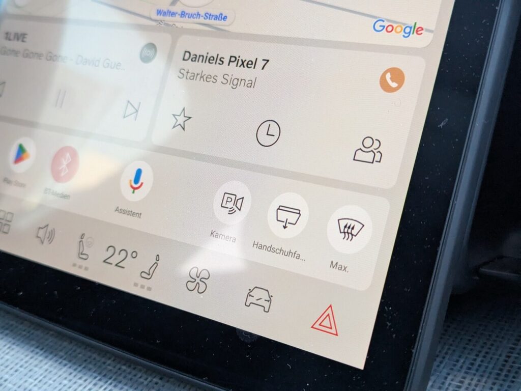 Das Handschuhfach wird über den Touchscreen geöffnet.