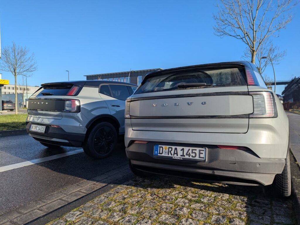 Vergleich Heck des Volvo EX30 Cross Country und normale Version.