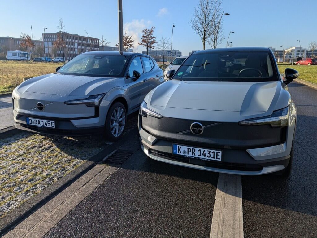 Vergleich Front des Volvo EX30 Cross Country und normale Version.