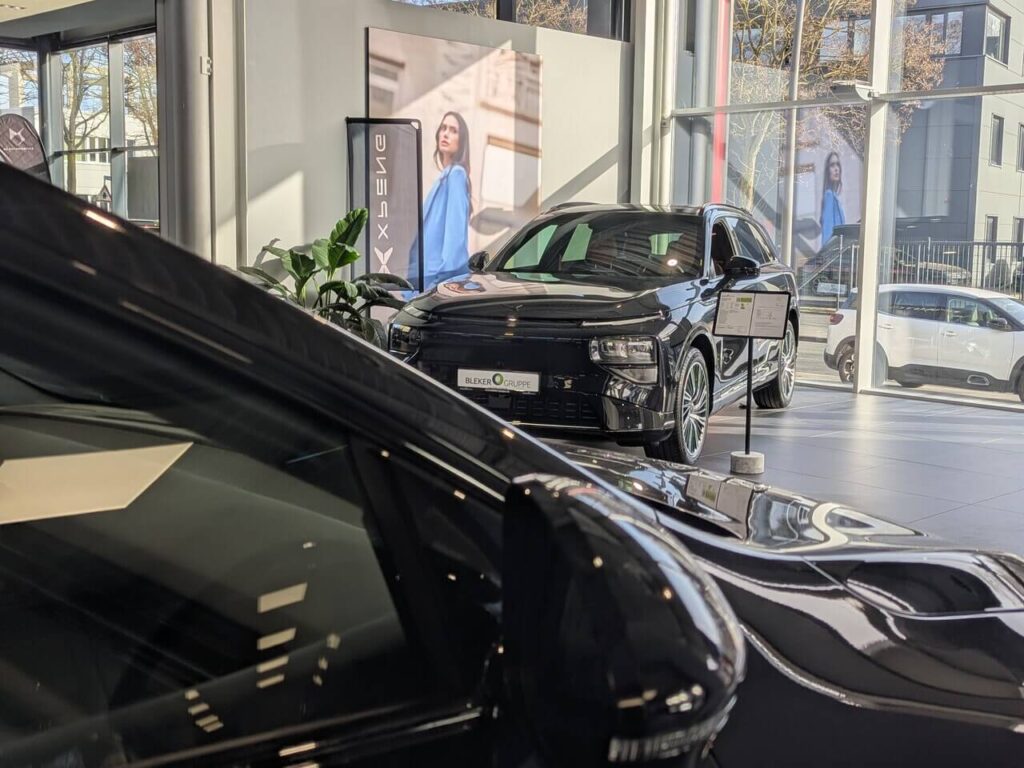 Showroom der Bleker Gruppe in Dortmund mit dem neuen Xpeng G9 Back Edition.