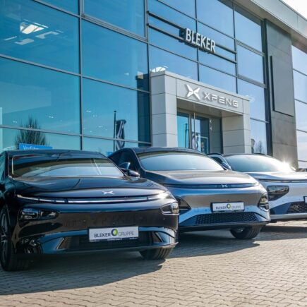 Xpeng-Standort der Bleker Gruppe in Münster mit Elektroautos Xpeng G6 und Xpeng G9