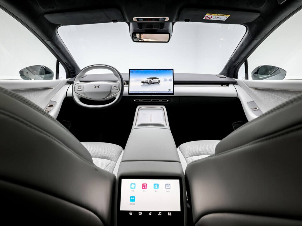 Innenraum des Xpeng P7+ mit großem Display und digitalem Cockpit