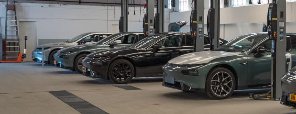 Werkstattbereich eines Xpeng-Partners für Wartung und Reparatur von Elektroautos