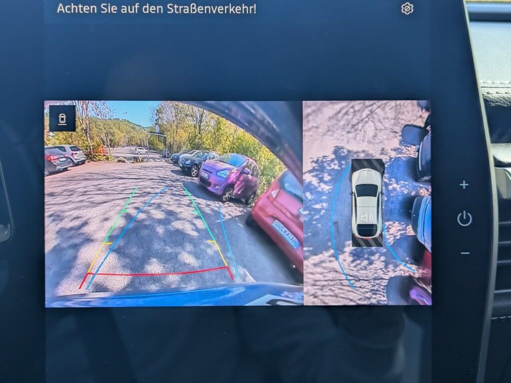 Rückfahrkamera und 360-Grad-Ansicht: durchschnittliche Auflösung, dynamische Führungslinien und aktivierbare 3D-Ansicht
