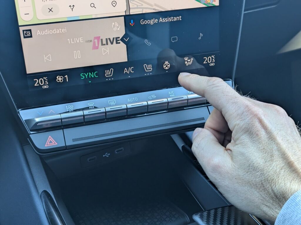Klima-Menü auf dem Touchscreen wird von physischen Tasten ergänzt. Serienmäßig gibt es eine 2-Zonen-Klimaautomatik, Sitzheizung und Lenkradheizung.
