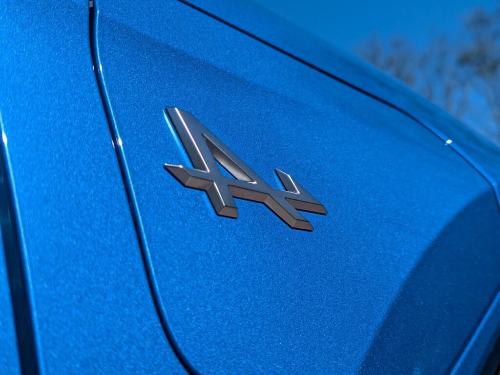 Alpine-Logo auf der Ladeklappe. Lackierung "Bleu Alpine Vision", Code: RRR