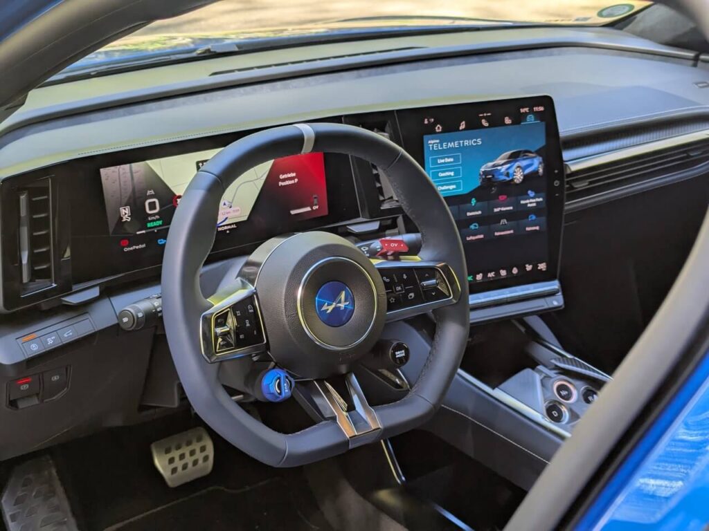 Innenraum: Alpine-Sportlenkrad mit 12-Uhr-Markierung