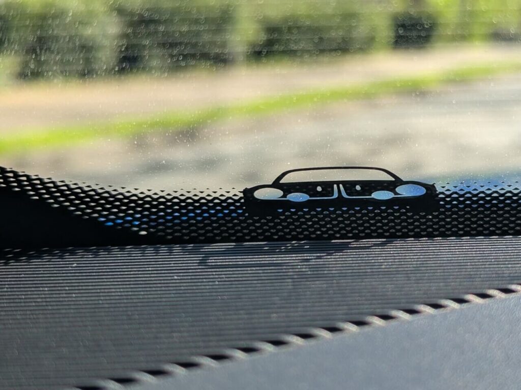 Easteregg im Alpine A390 - Piktogramm der Alpine A110 Berlinette in der Frontscheibe
