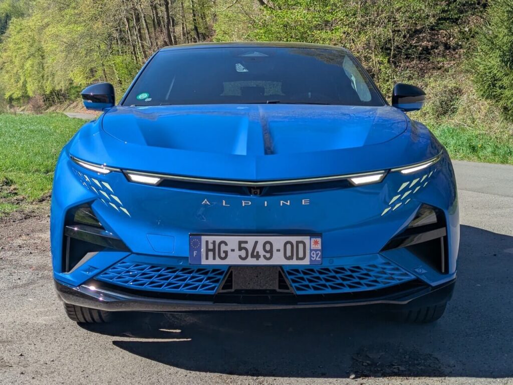 Frontansicht Fronthaube. Alpine-Design bei der A390