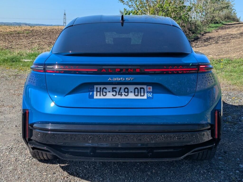 Heckansicht Alpine A390 GT mit beleuchtetem Alpine-Schriftzug