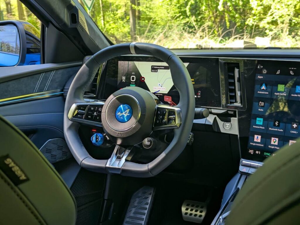 Alpine-Sportlenkrad und Digitaltacho (12 Zoll Fahrerdisplay)