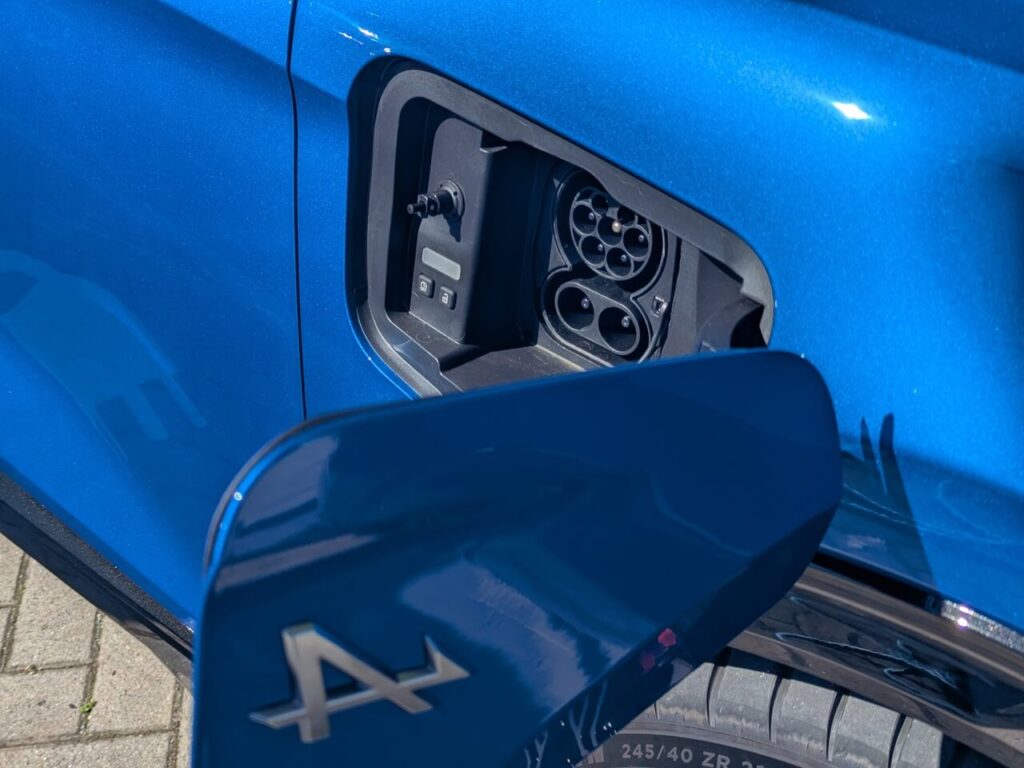 DC-Ladeleistung 150 kW (15–80 % in 29 Minuten).. Ladeanschluss Kotflügel rechts/Beifahrerseite