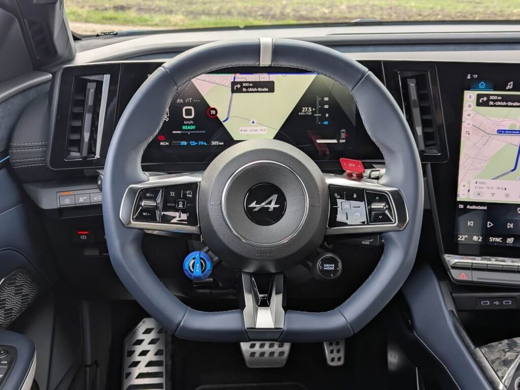 POV: Fahrerperspektive beim Alpine A390 GT mit 12 Zoll Digitaltacho (4 Anzeigen-Modi)