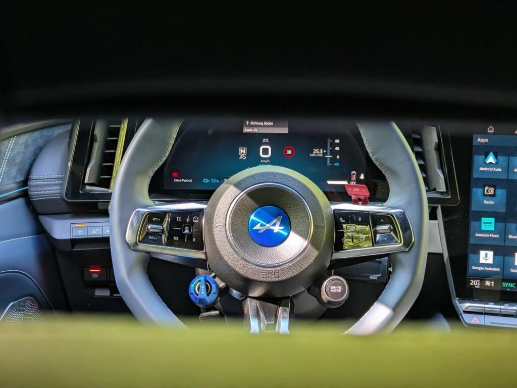 Alpine-Lenkrad mit Overtake-Button, Drive-Mode und einstellbarer Rekuperation inklusive One-Pedal-Drive