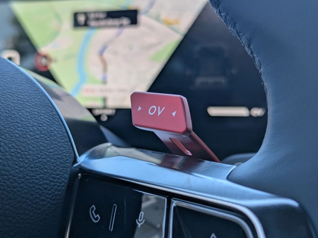 Roter Overtake-Button: Vollgas-Funktion am Lenkrad
