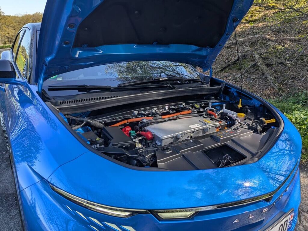 3 Elektromotoren 295 kW/400 PS): 1x Front EESM, 2x Heck PSM