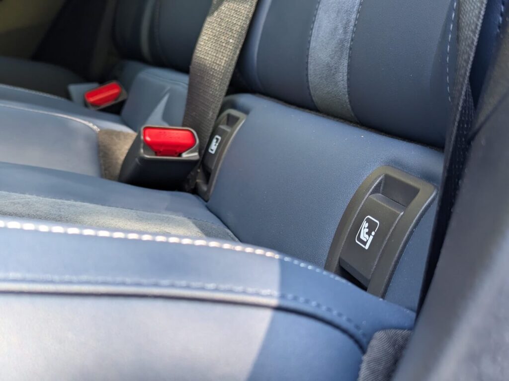 Isofix-Haltepunkte auf der Rücksitzbank hinter Kunststoff-Klappen