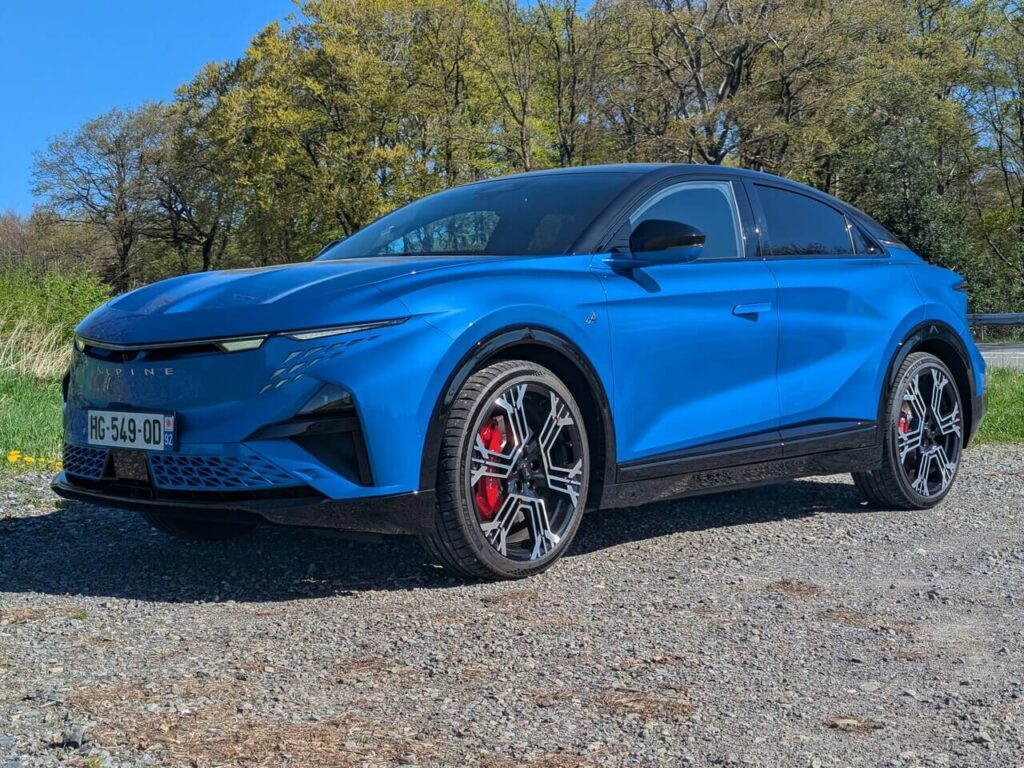 Alpine A390 GT in der Lackierung "Bleu Alpine Vision" (Code: RRR) und 21 Zoll Felgen "Snowflake"