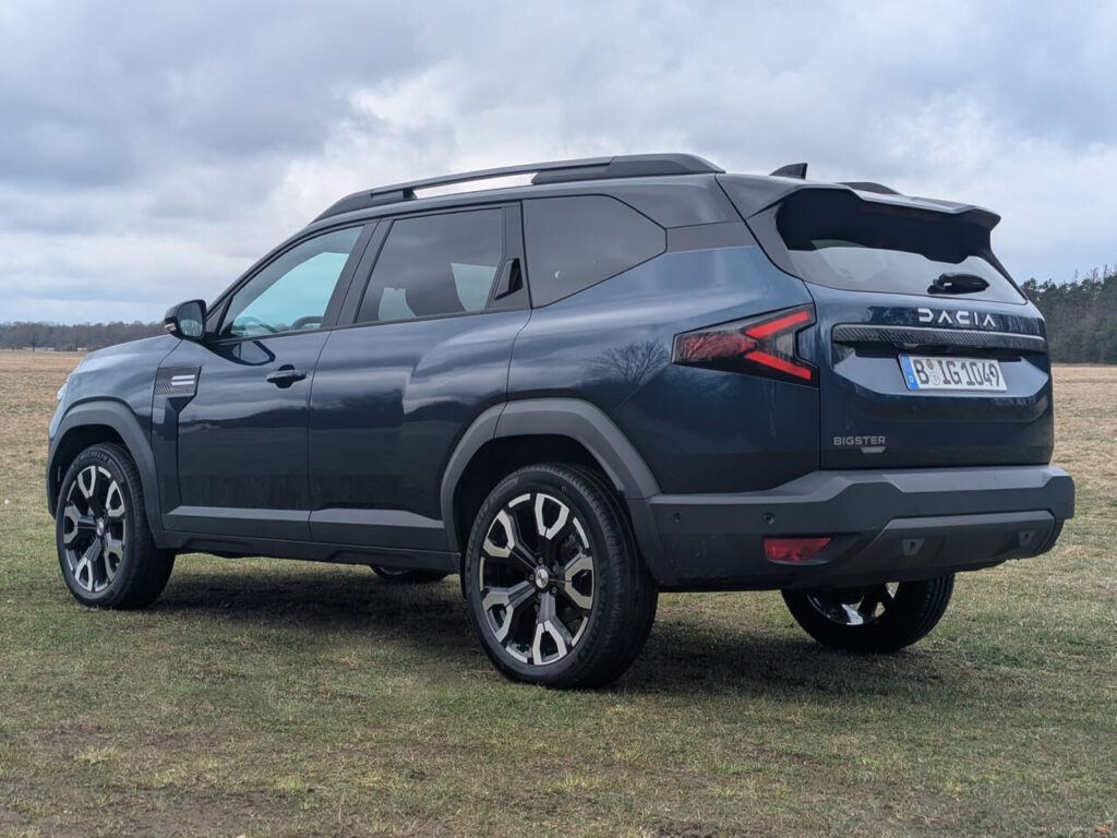 Dacia Bigster Journey in der Lackierung Inigo-Blau (RRQ)