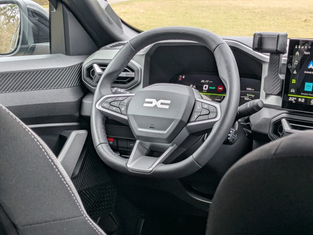 Dacia Bigster mit Winter-Paket-Plus: u.a. mit Lenkradheizung PCV94