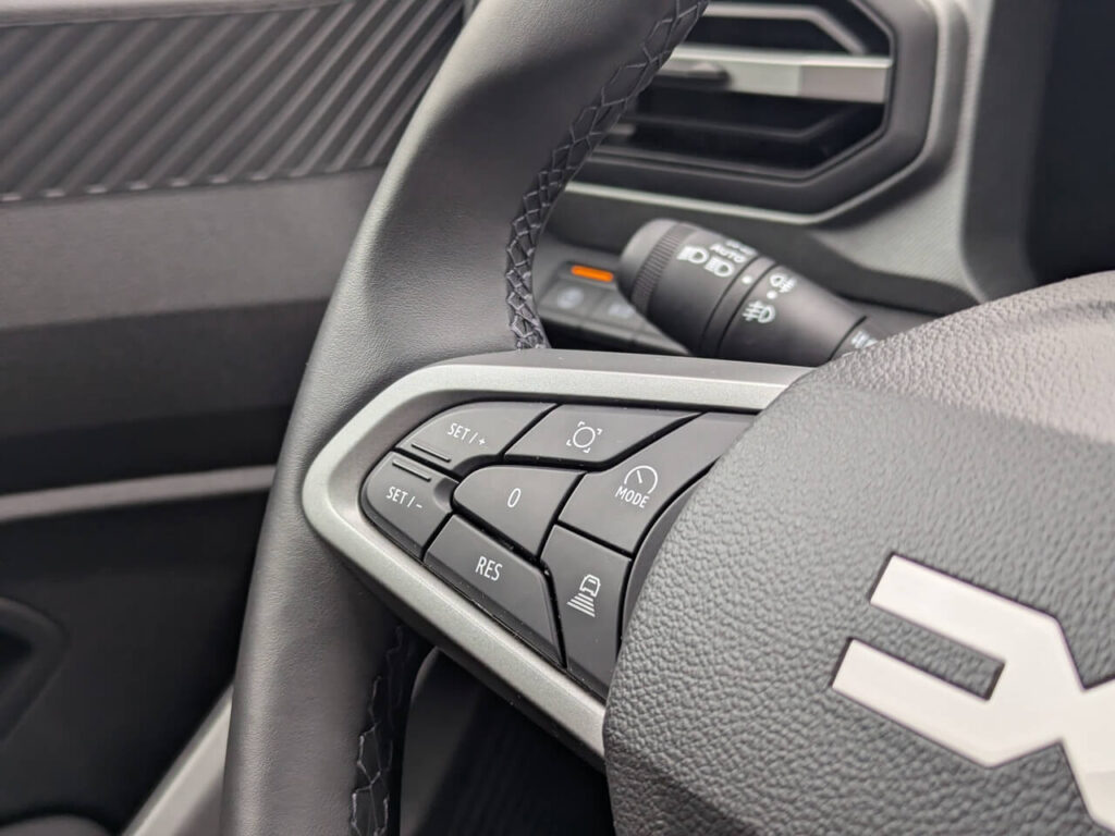 Steuerung Fahrerassistenzsysteme inklusive adaptivem Tempomat über Tasten am Lenkrad (Bigster Hybrid 155)