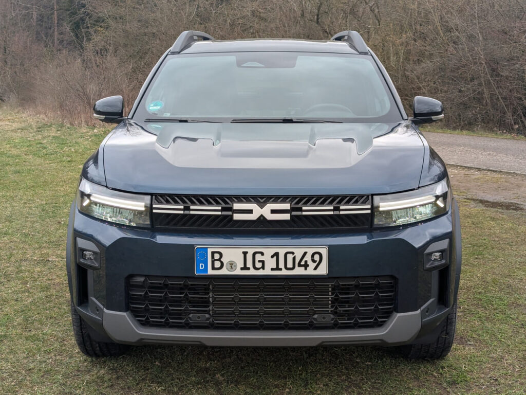 Frontansicht: Kühlergrill mit Dacia-Logo und LED-Scheinwerfer