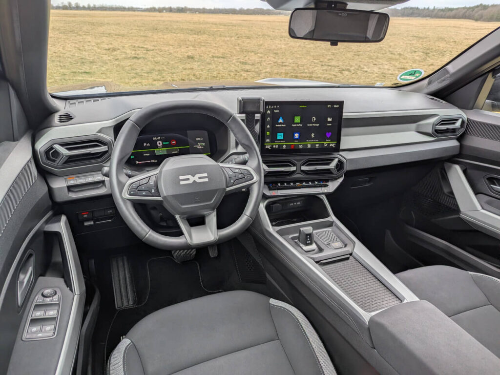 Fahrerorientiertes Cockpit im Dacia Bigster Journey mit Digitaltacho und 10,1 Zoll Touchscreen