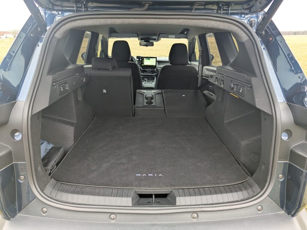 Kofferraum mit 546 Liter Liter Fassungsvermögen. Umklappbare Rücksitzbank (Teilungsverhältnis Rücksitzlehne 40:20:40) und maximales Gepäckraumvolumen von 1851 Liter. Wendbare Kofferraummatte (449 Euro)