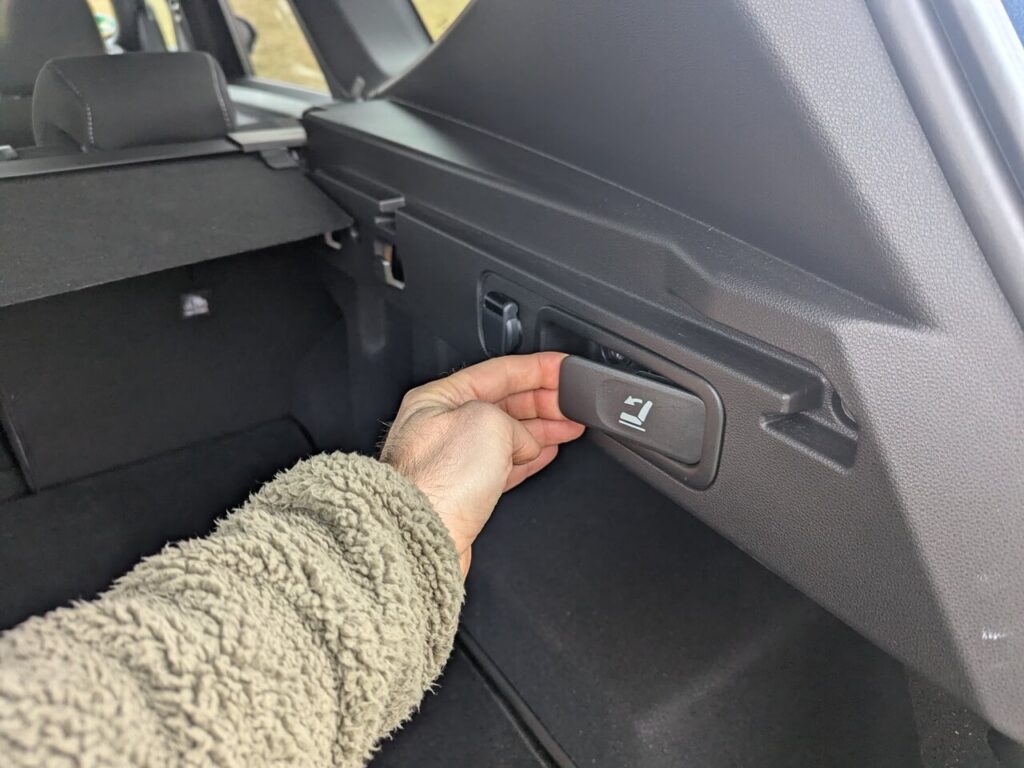 Easy-Fold-Funktion zum bequemen Umlegen der Rücksitzbank zur Vergrößerung des Laderaums über Hebel seitlich am Kofferraum.