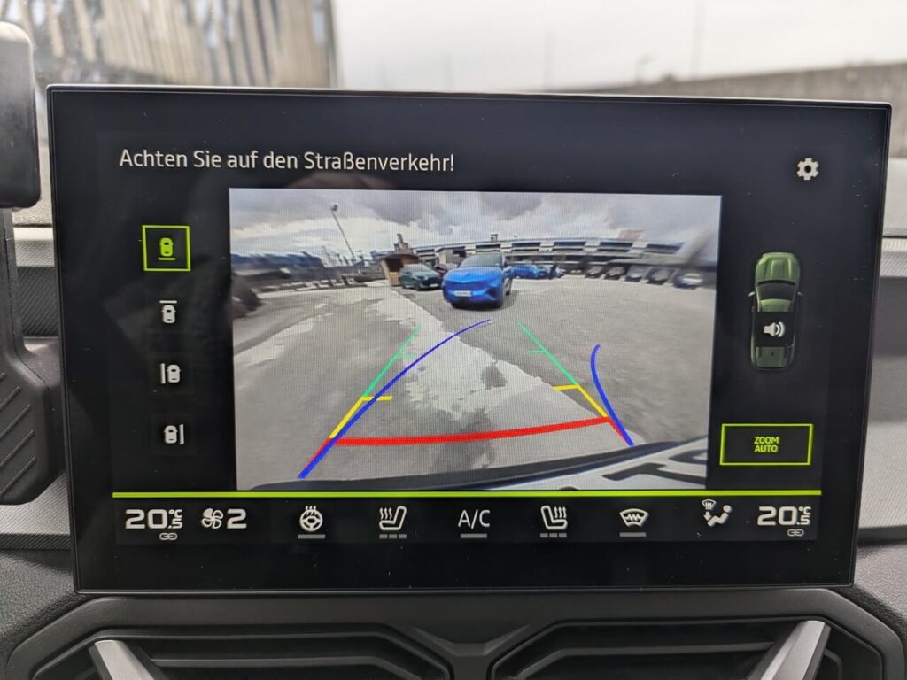 Rückfahrkamera beim Dacia Bigster: Auflösung des Kamerabilds mit dynamischen Führungslinien auf dem 10,1 Zoll Display