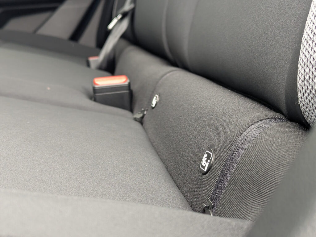 Isofix-Halterung an den äußeren beiden Sitzen der Rücksitzbank im Dacia Bigster.