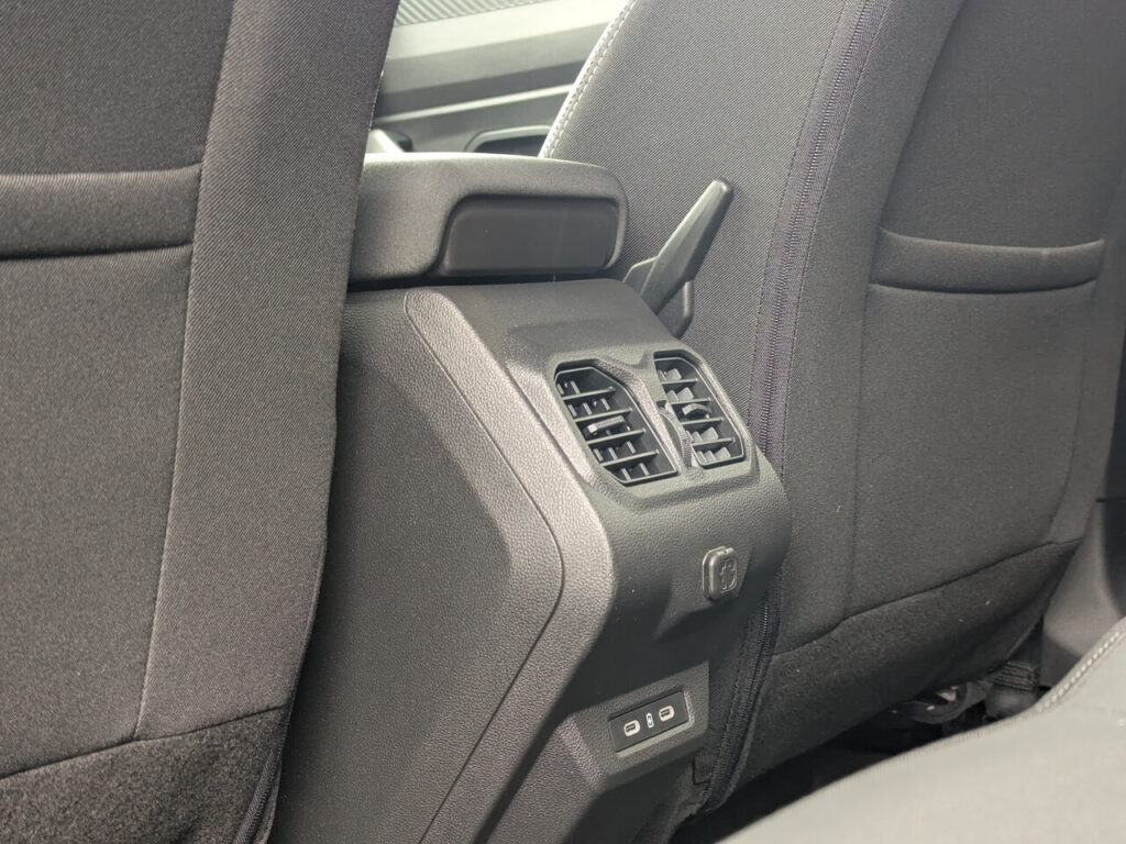 Rücksitzbank im Dacia Bigster mit eigenen Lüftungsdüsen, 2x USB-C-Anschlüsse und EasyClip-Fixierungspunkt