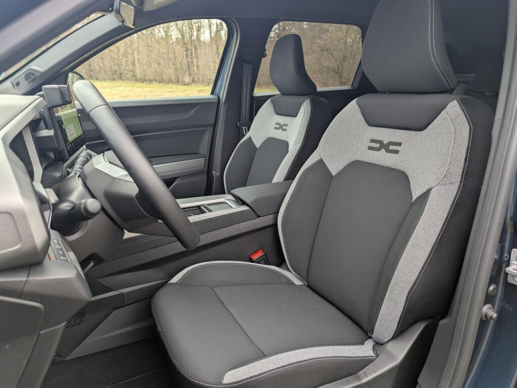 Elektrisch einstellbarer Fahrersitz im Dacia Bigster "Journey". Mit Winter-Plus-Paket mit Sitzheizung und Lenkradheizung (+540 Euro Aufpreis)