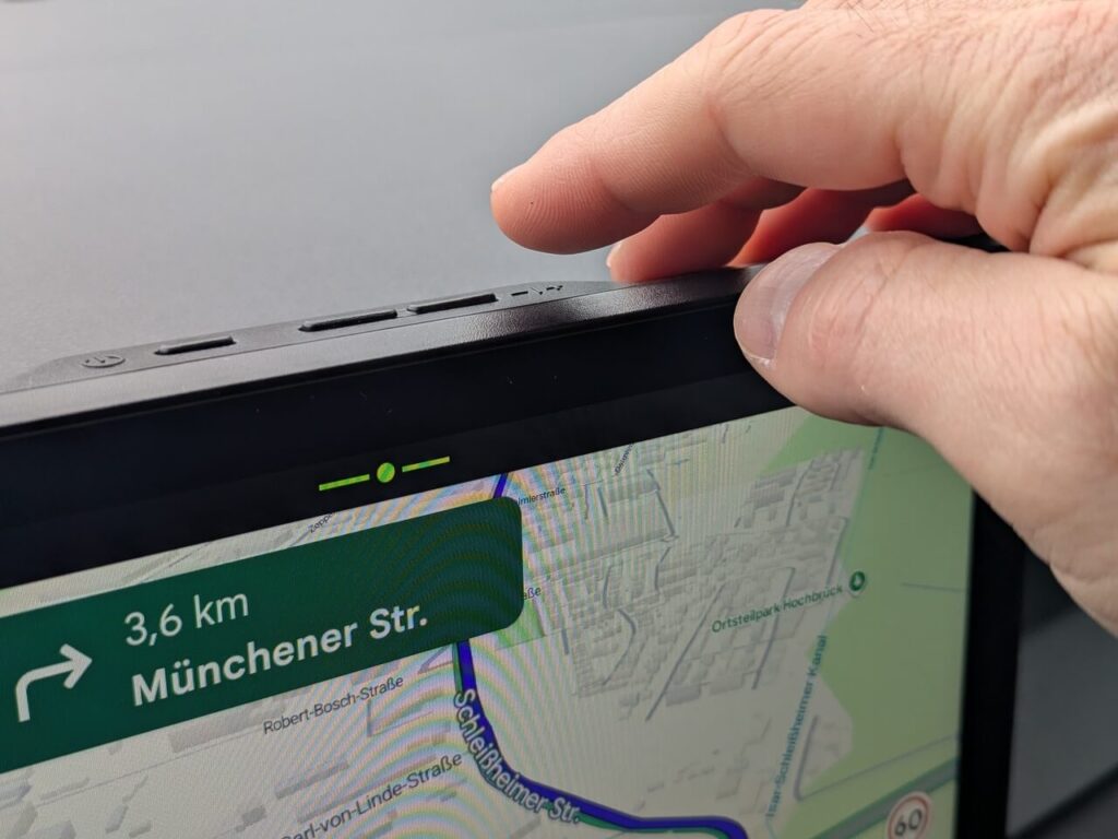 Ein-/Ausschalter und Einstellung der Display-Helligkeit über Tasten oben am Rahmen des Touchscreens