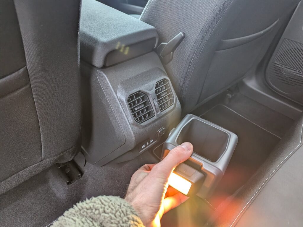 YouClip Lampe und multifunktionale Box/Becherhalter - Cleveres Zubehör für Dacia-Modelle