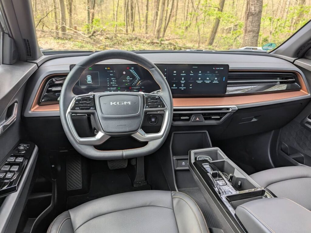 Armaturenbrett mit 2 12,3 Zoll Bildschirmen: Digitaltacho und Touchscreen. Kein Klimabedienelement.