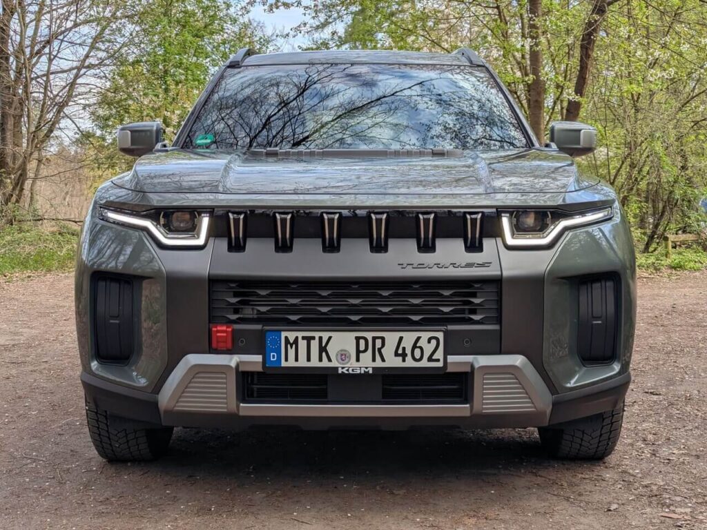 Frontansicht mit markantem Offroad-Look: KGM Torres - Mittelklasse SUV im Test.