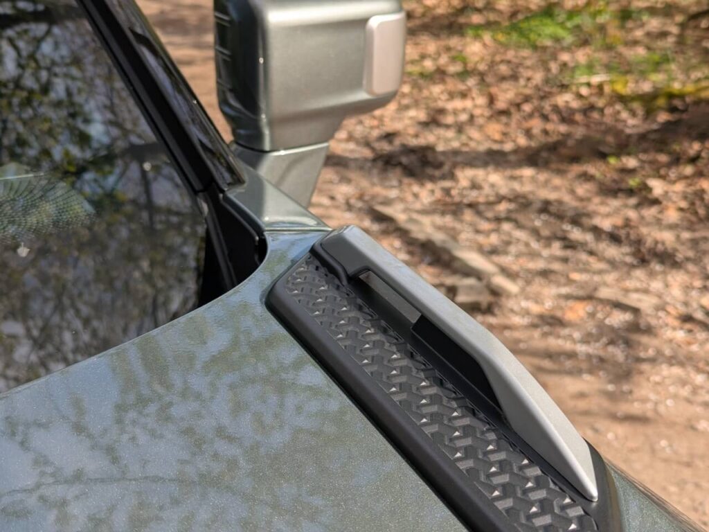 Design-Gimmick: Haltegriffe an der Motorhaube