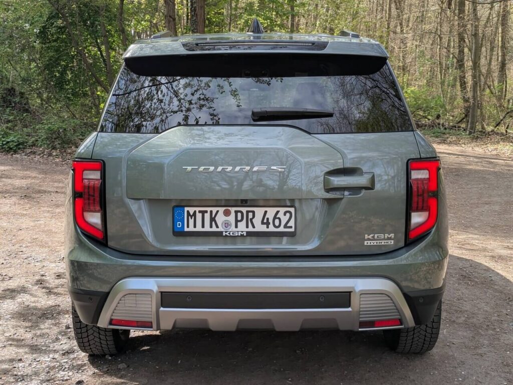 Offroad-Look: Fake-Reserverad und Bügelgriff an der Heckklappe beim KGM Torres