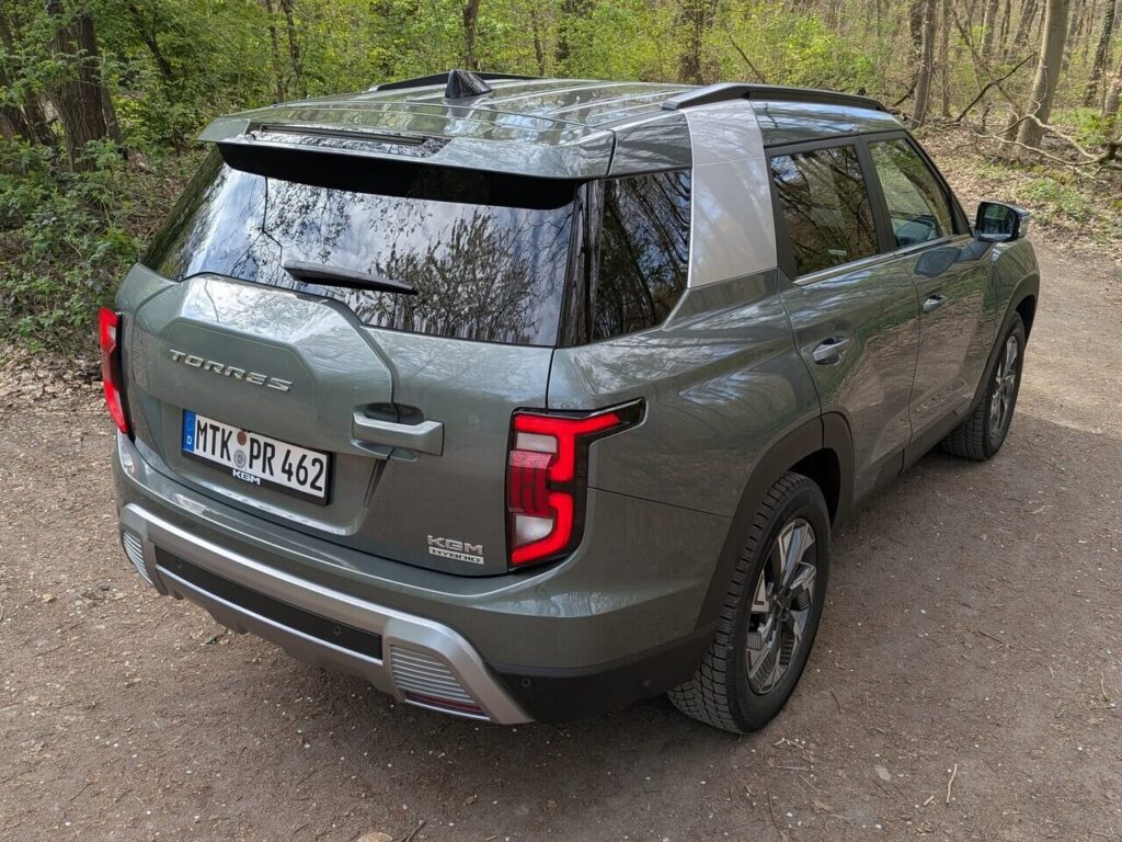 Markante C-Säule in Selber abgesetzt: So gut ist der Hybrid-SUV!