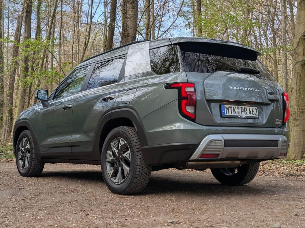 Alternative zu Hyundai Tucson Hybrid: KGM Torres als Sondermodell Nomad im Test. Mittelklasse-SUV für Familien unter 40.000 Euro.